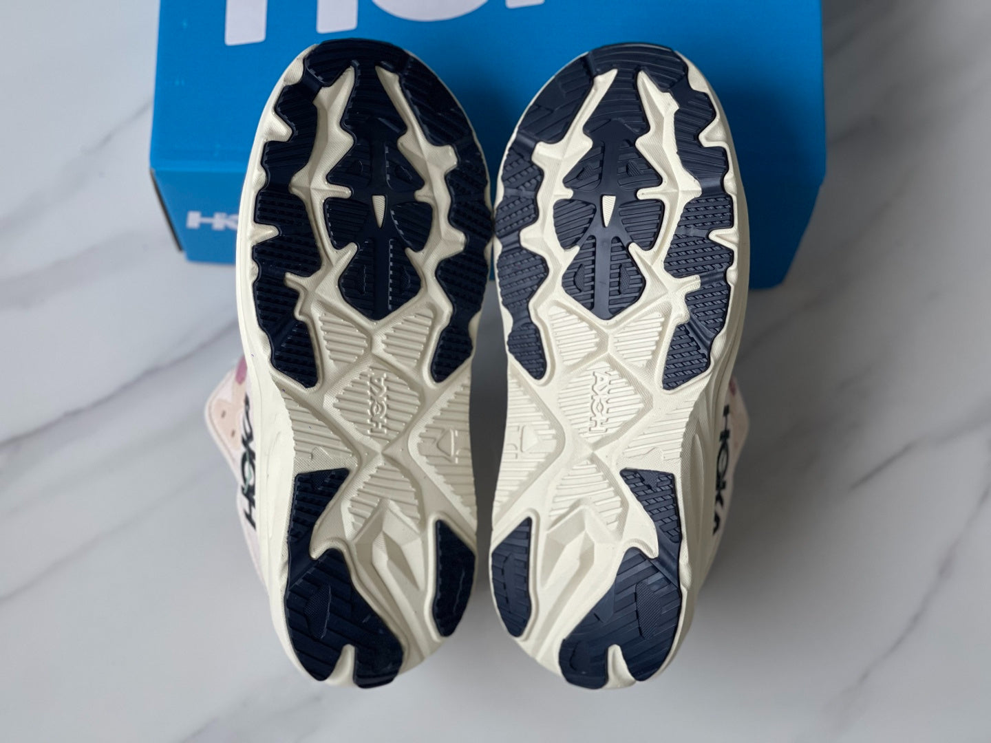 HOKA ONE ONE Arahi 8 Nude pink | Dark purple