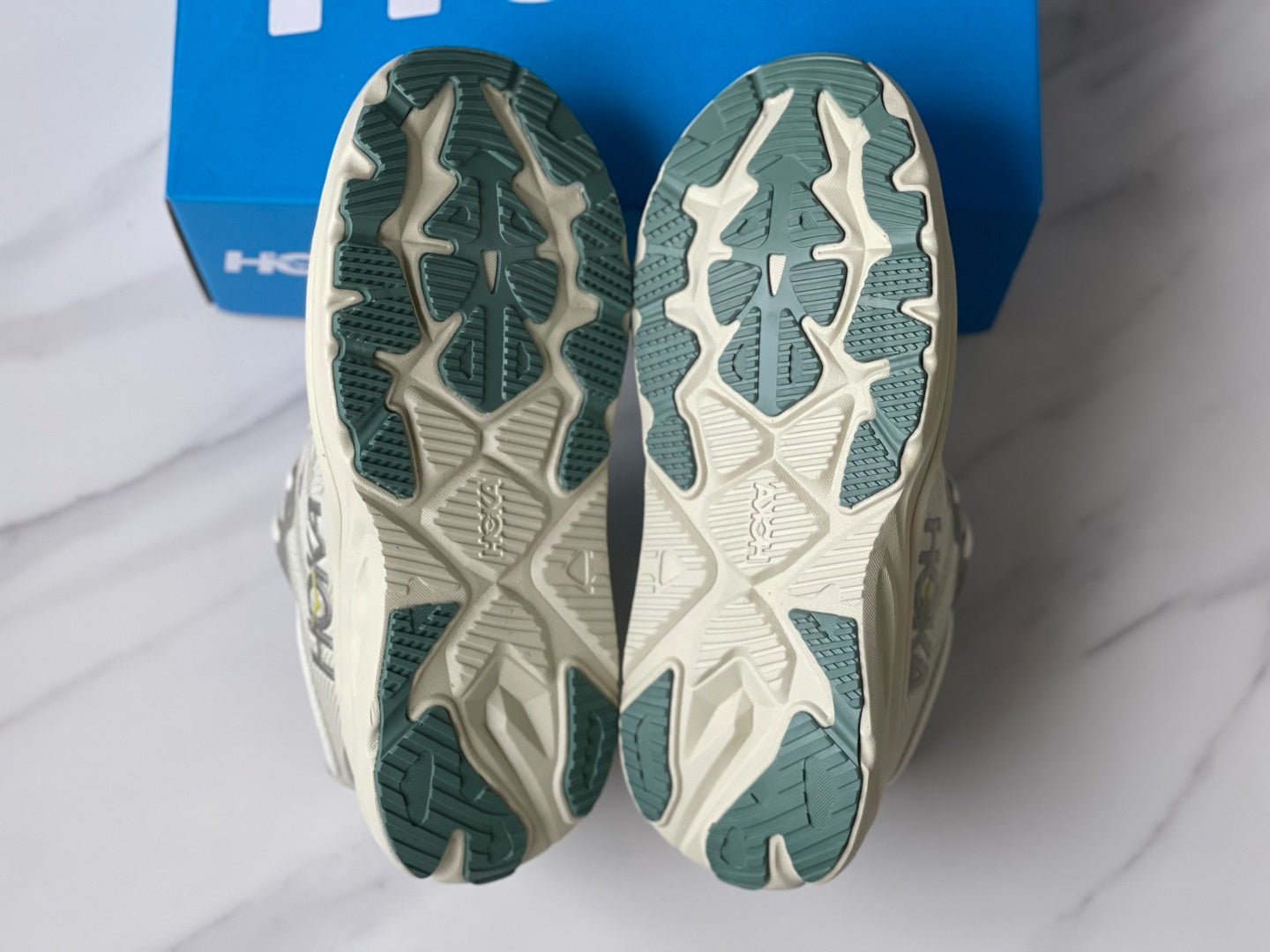 HOKA ONE ONE Arahi 8 Light gray | Dark green