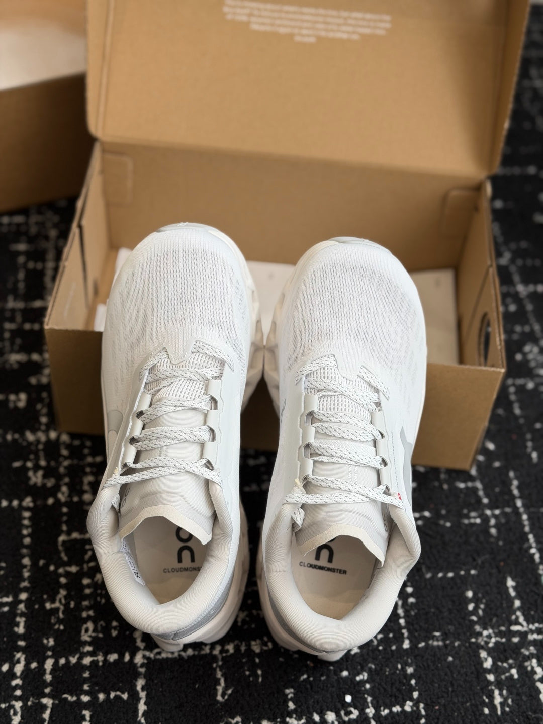 On Cloudmonster Pure White Silver Shock Absorbing Sport Shoes Breathable Mesh Athletic Trainers