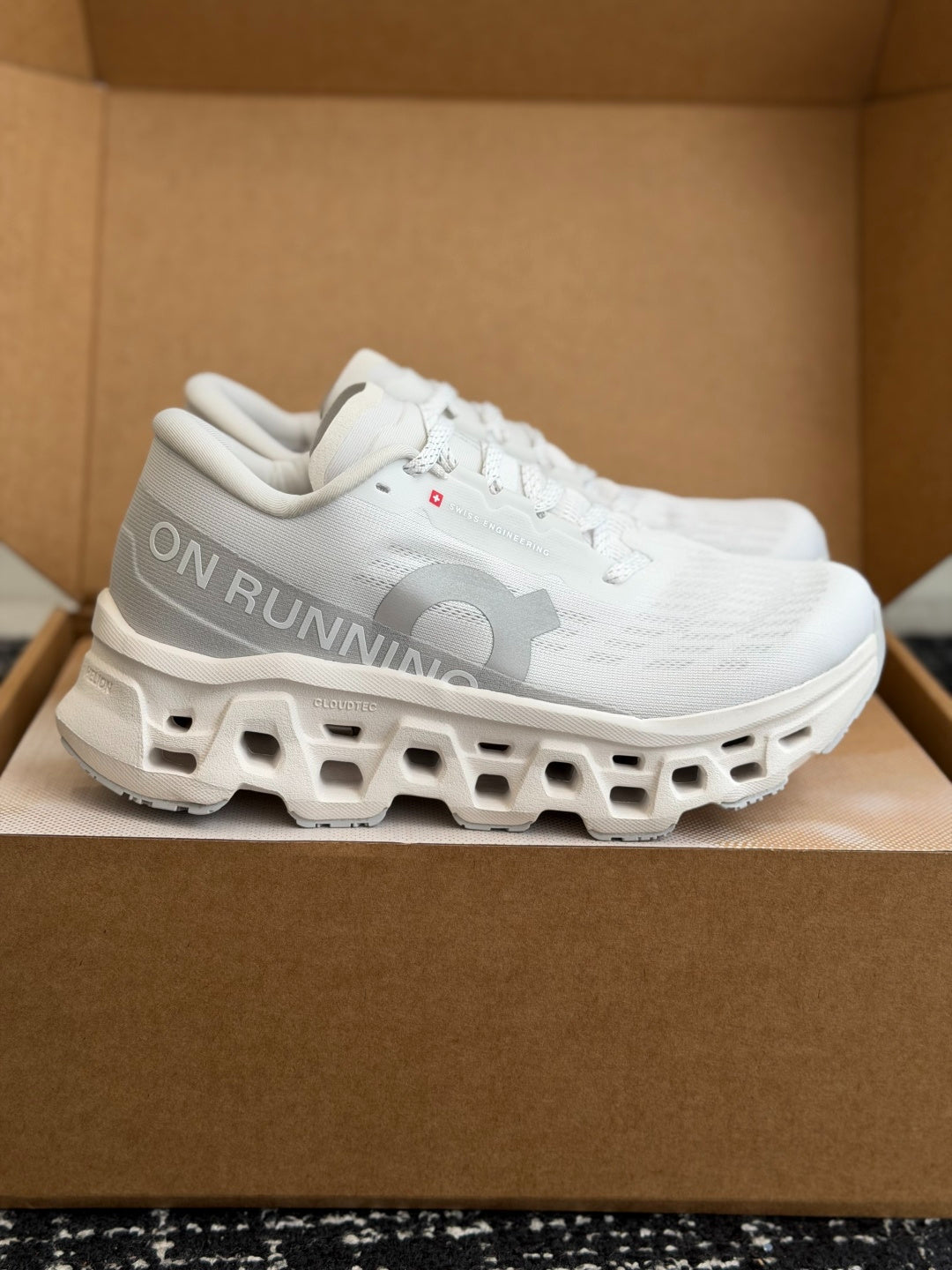 On Cloudmonster Pure White Silver Shock Absorbing Sport Shoes Breathable Mesh Athletic Trainers