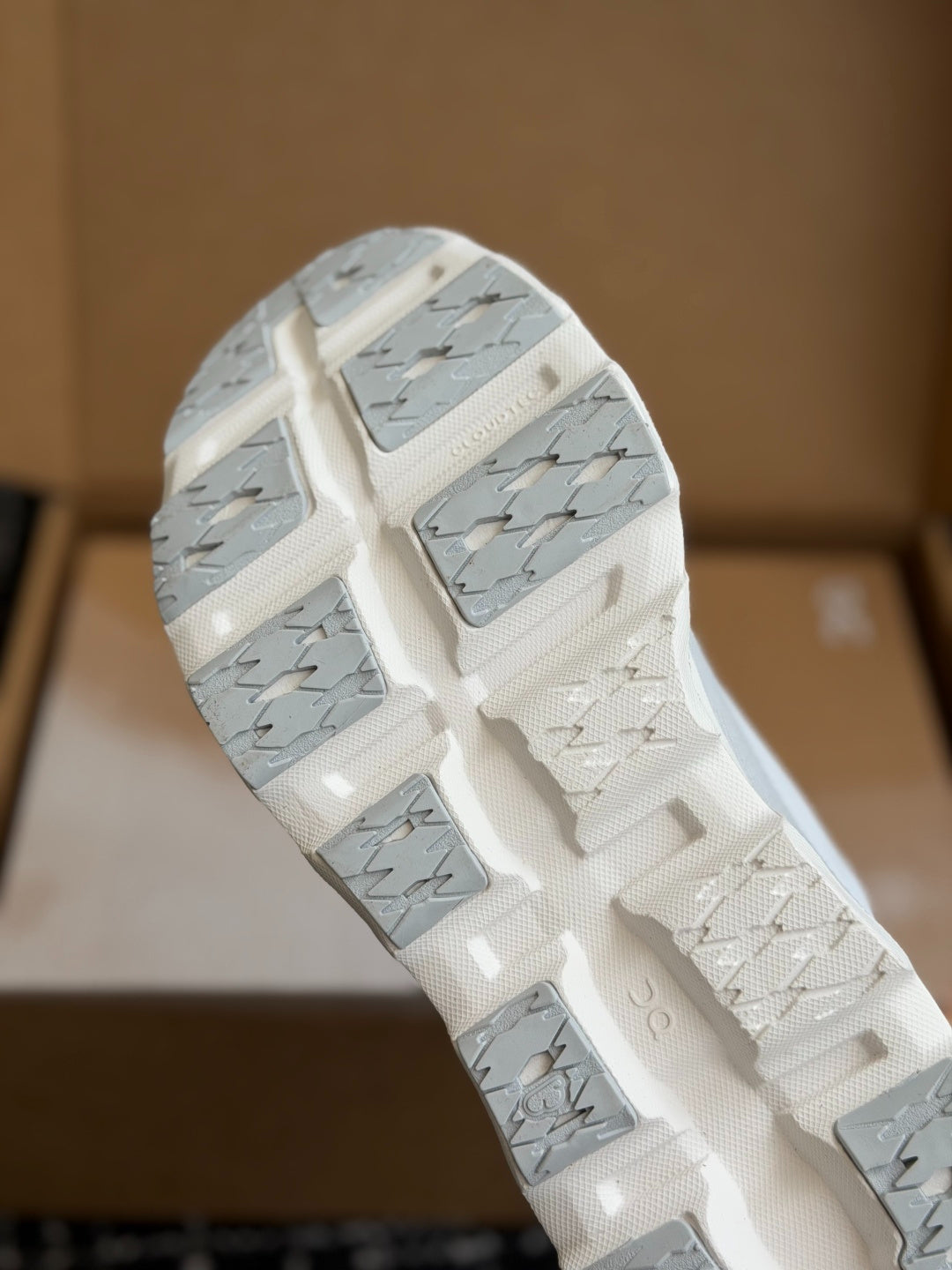 On Cloudmonster Pure White Silver Shock Absorbing Sport Shoes Breathable Mesh Athletic Trainers