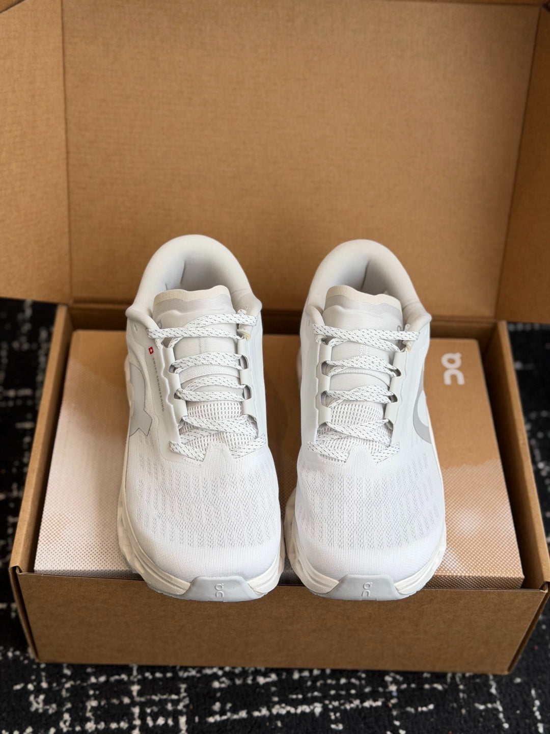On Cloudmonster Pure White Silver Shock Absorbing Sport Shoes Breathable Mesh Athletic Trainers