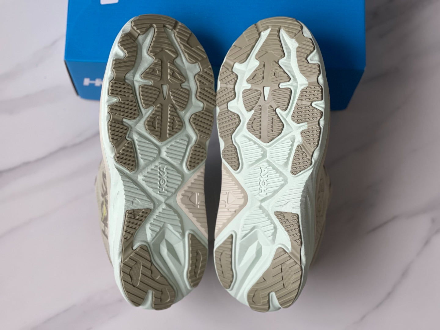 HOKA ONE ONE Arahi 8 Gray | Khaki