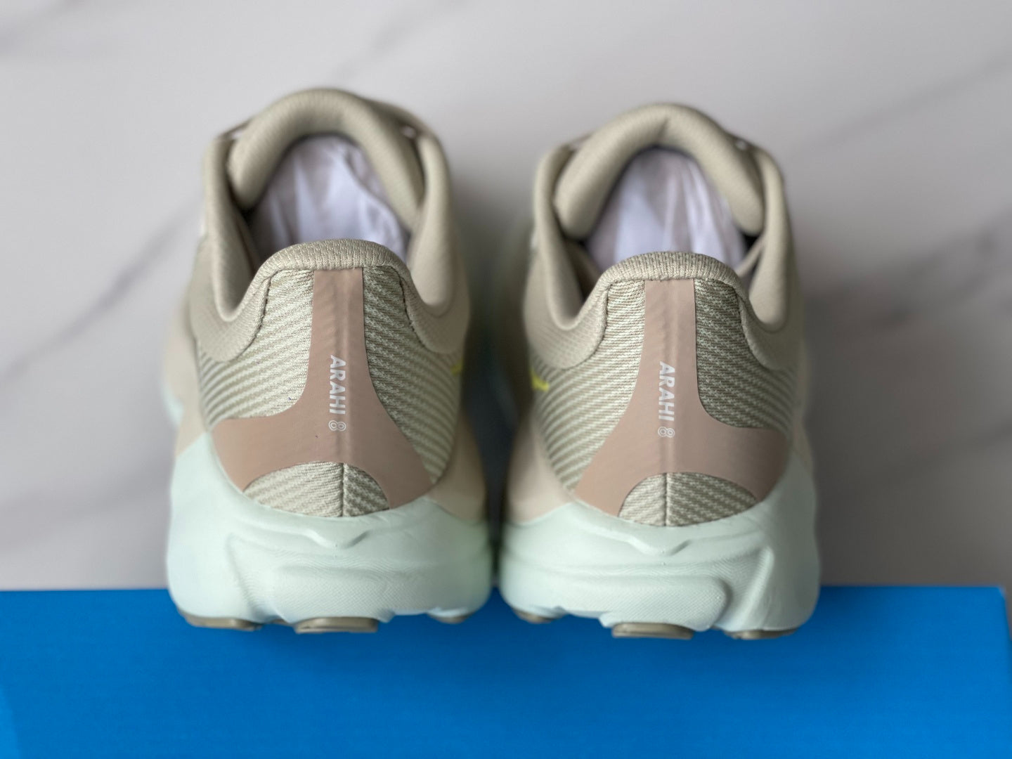 HOKA ONE ONE Arahi 8 Gray | Khaki