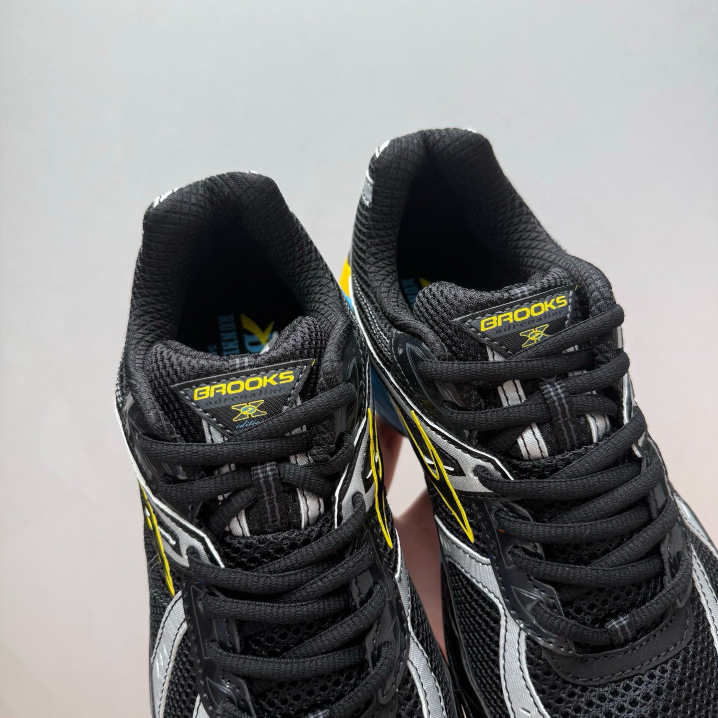 Brooks Adrenaline GTS 10 Retro Running Shoes (Black/Ebony/Aquarius)
