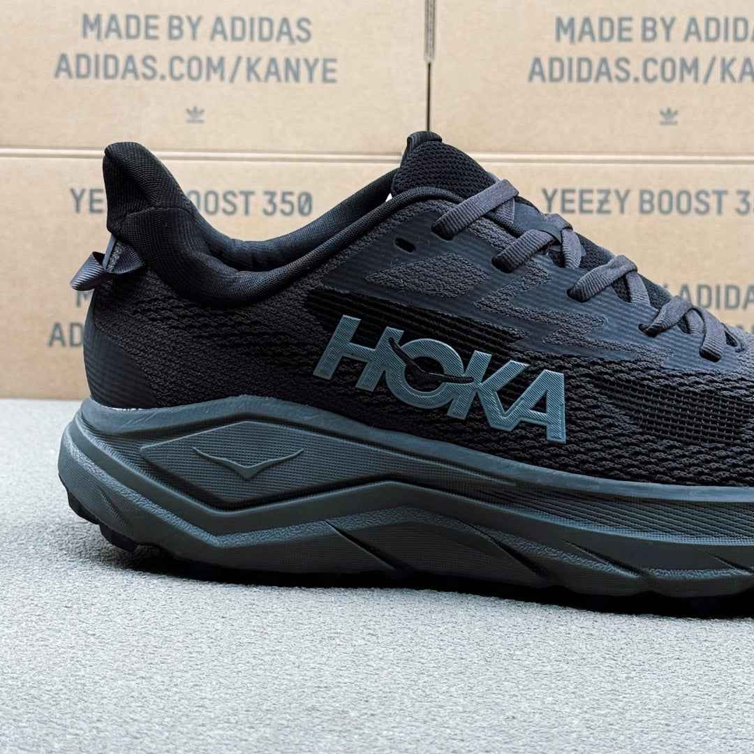 HOKA Challenger 8 Black