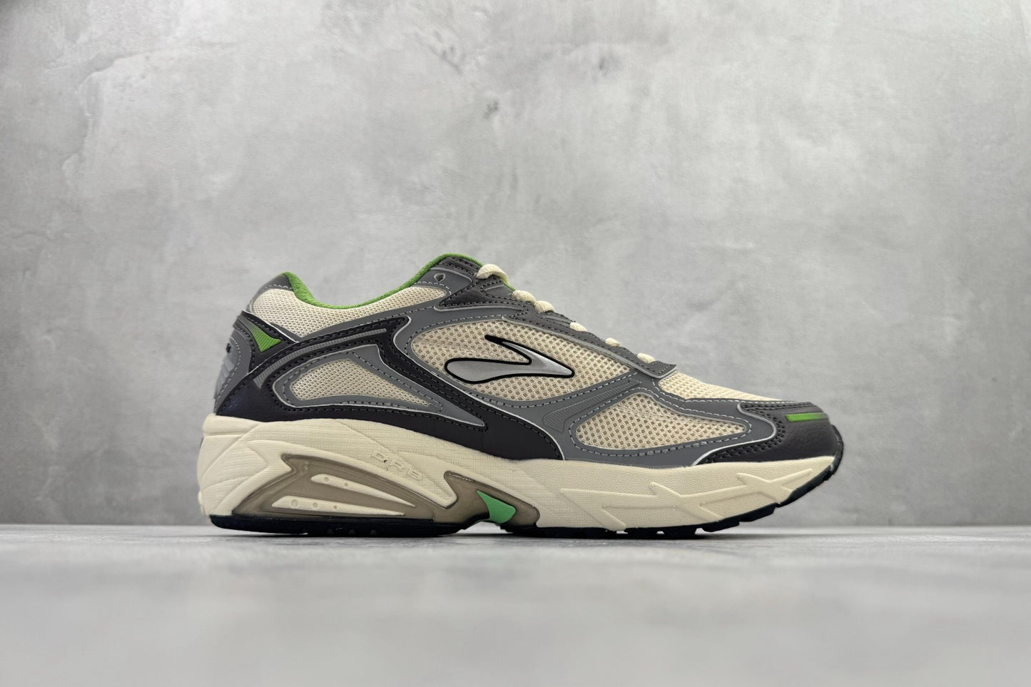 Brooks Adrenaline GTS 4 Retro Running Shoes (White/Black/Green)