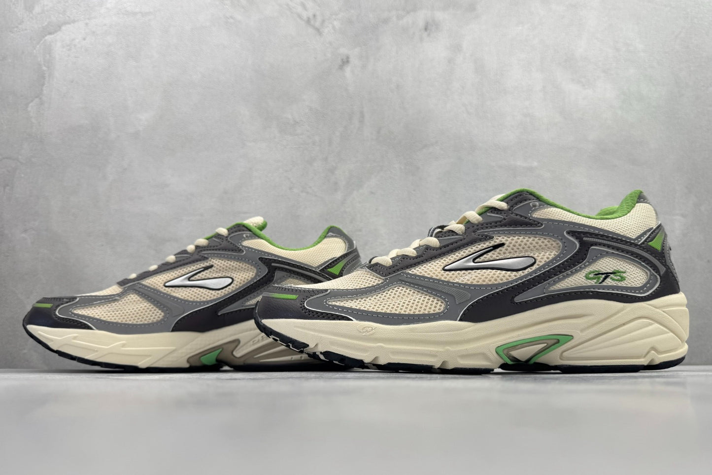 Brooks Adrenaline GTS 4 Retro Running Shoes (White/Black/Green)