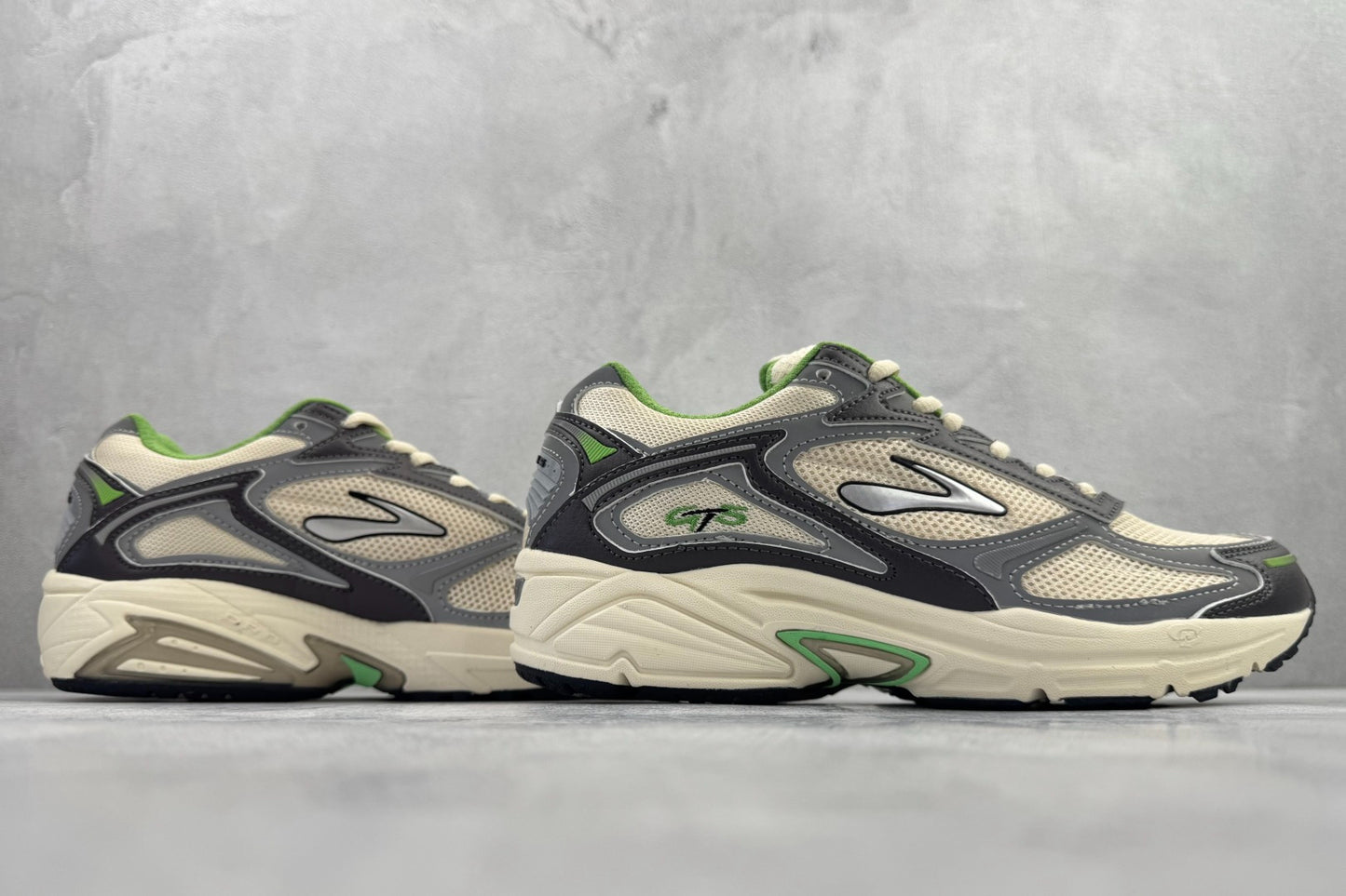 Brooks Adrenaline GTS 4 Retro Running Shoes (White/Black/Green)