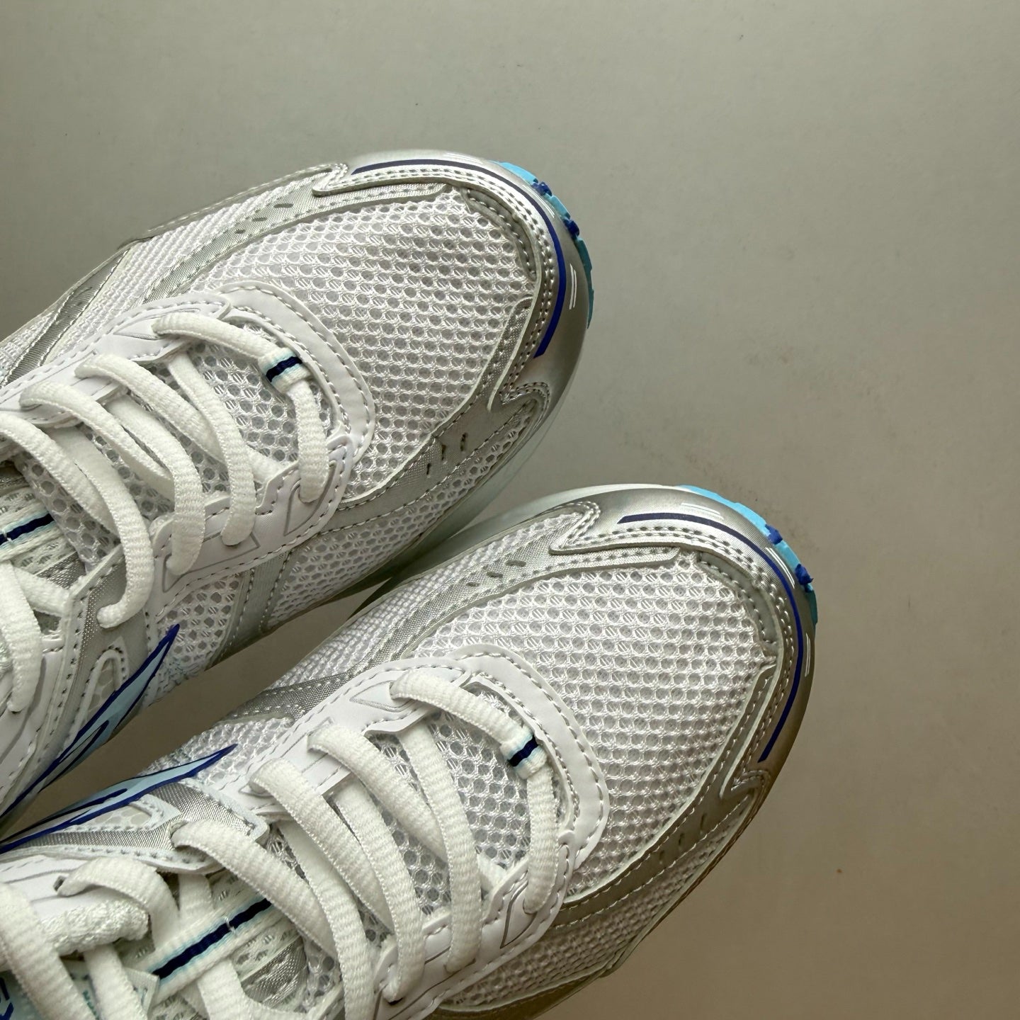 Brooks Adrenaline GTS 10 Retro Running Shoes (White/Dazzling Blue/Breeze)