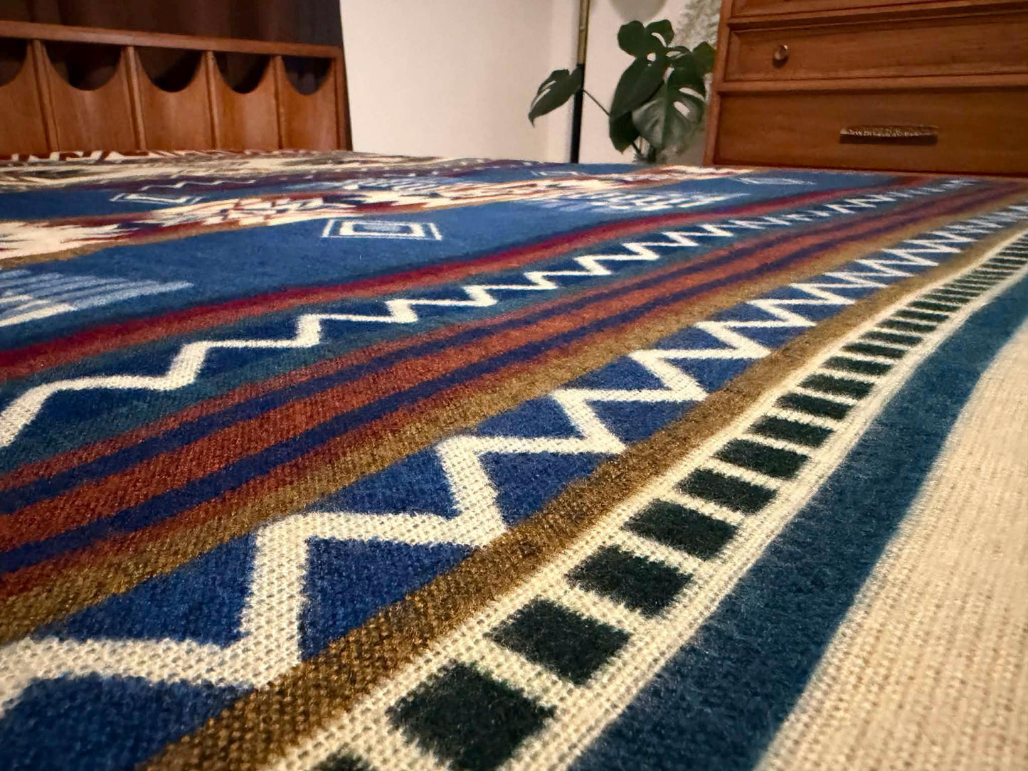 Handwoven Alpaca Blanket Queen Size – Reversible Blue Cream Southwest Aztec Throw | Rustic Cabin Bedroom Decor | Luxury Lodge Blanket Gift