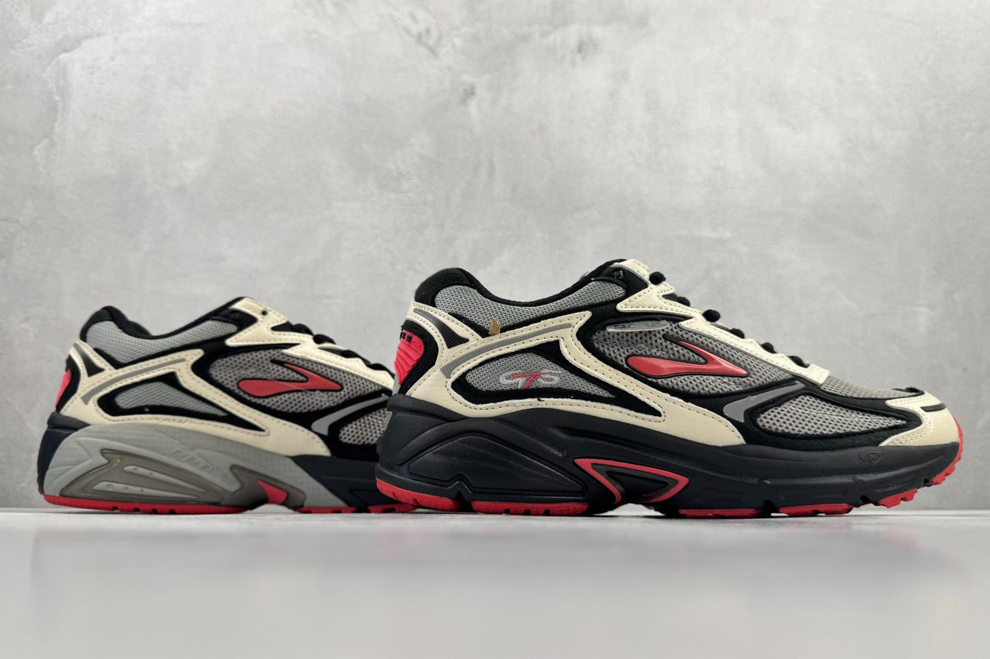 Jeff Staple x Brooks Adrenaline GTS 4 Retro Running Shoes (Cream/Black/Red)