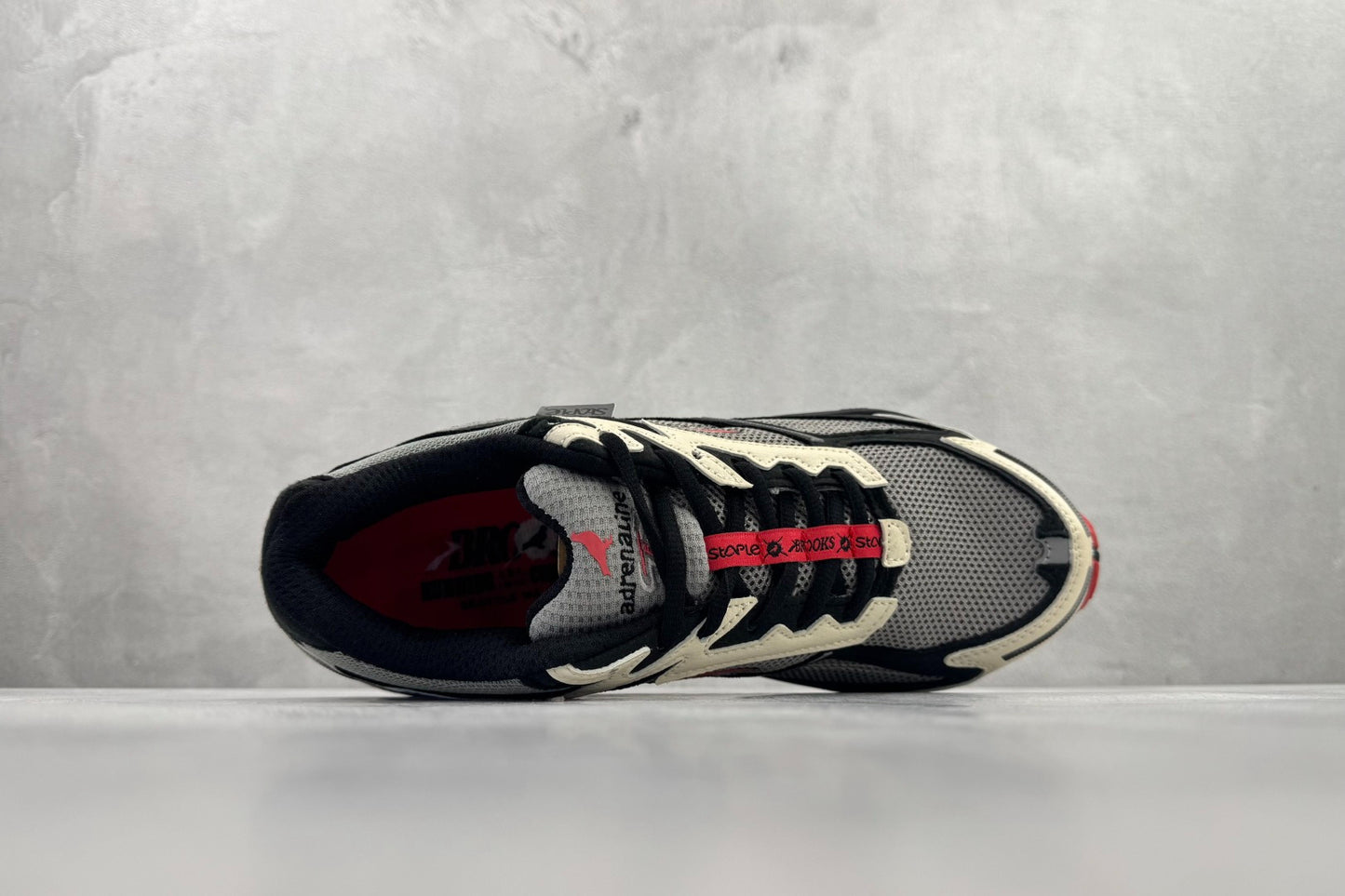 Jeff Staple x Brooks Adrenaline GTS 4 Retro Running Shoes (Cream/Black/Red)