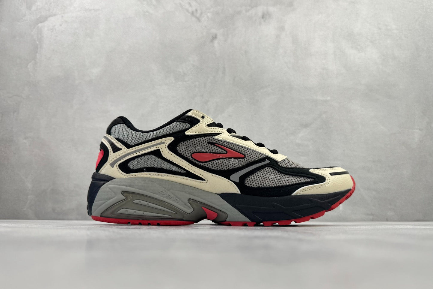 Jeff Staple x Brooks Adrenaline GTS 4 Retro Running Shoes (Cream/Black/Red)