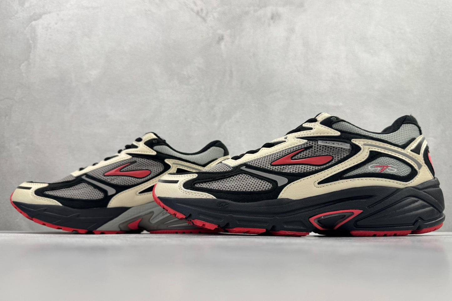 Jeff Staple x Brooks Adrenaline GTS 4 Retro Running Shoes (Cream/Black/Red)