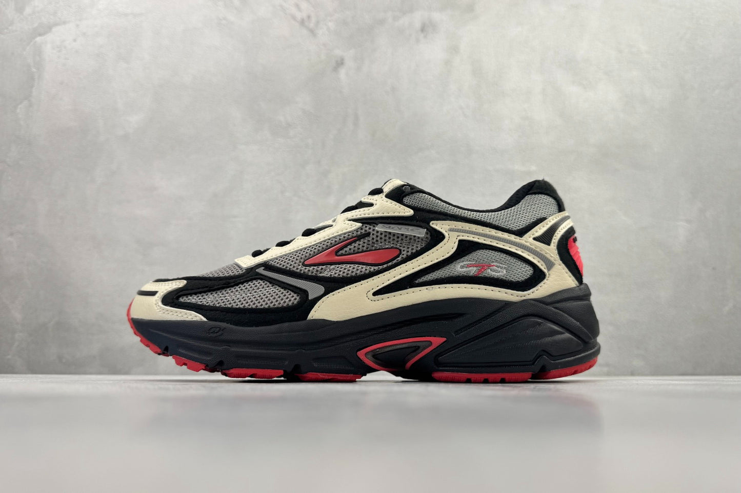 Jeff Staple x Brooks Adrenaline GTS 4 Retro Running Shoes (Cream/Black/Red)