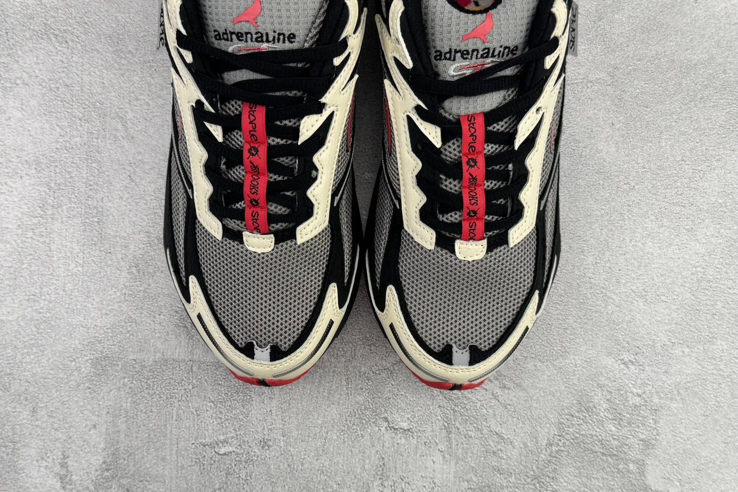 Jeff Staple x Brooks Adrenaline GTS 4 Retro Running Shoes (Cream/Black/Red)